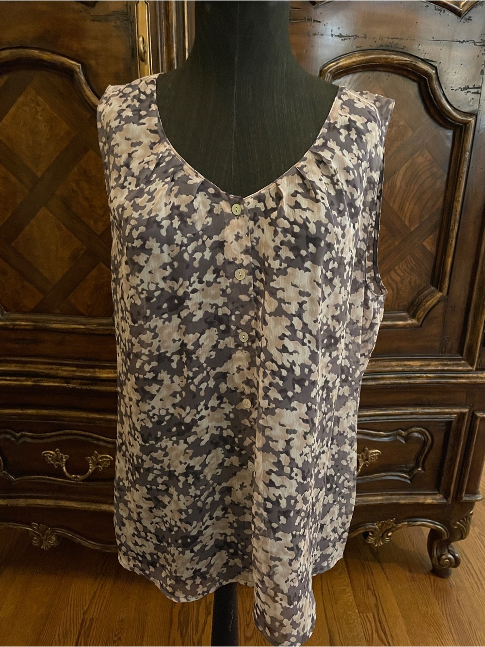 Sleeveless Button-Front Tank Top in Navy and Taupe